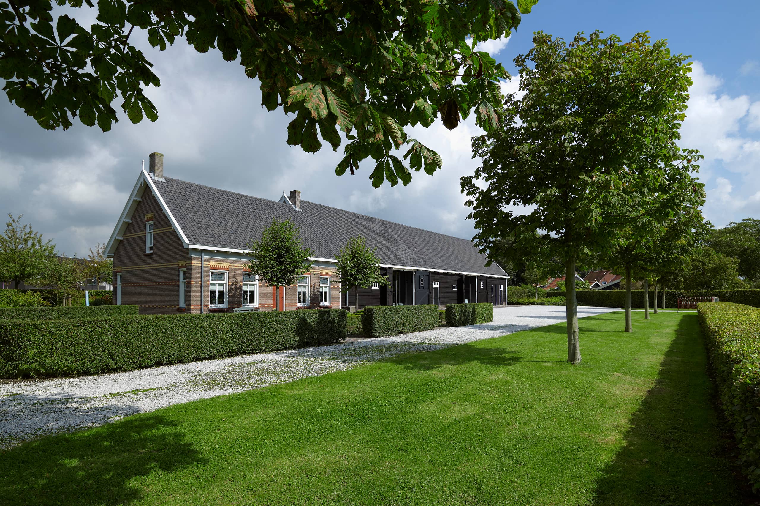 Foto van het exterieur van de raadzaal van de gemeente Borsele