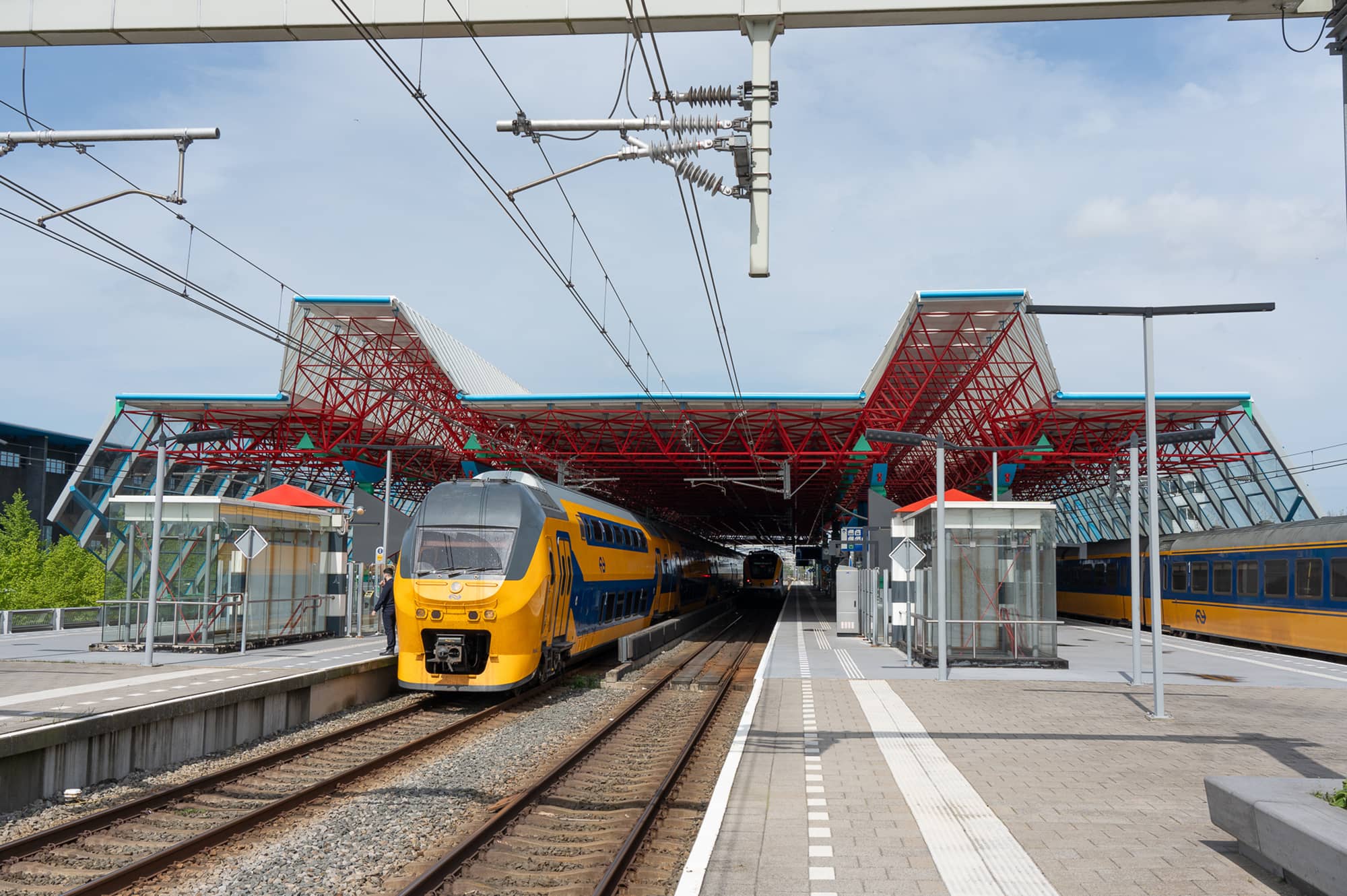 Hier is de naadloze 'verdubbeling' van de overkapping goed te zien