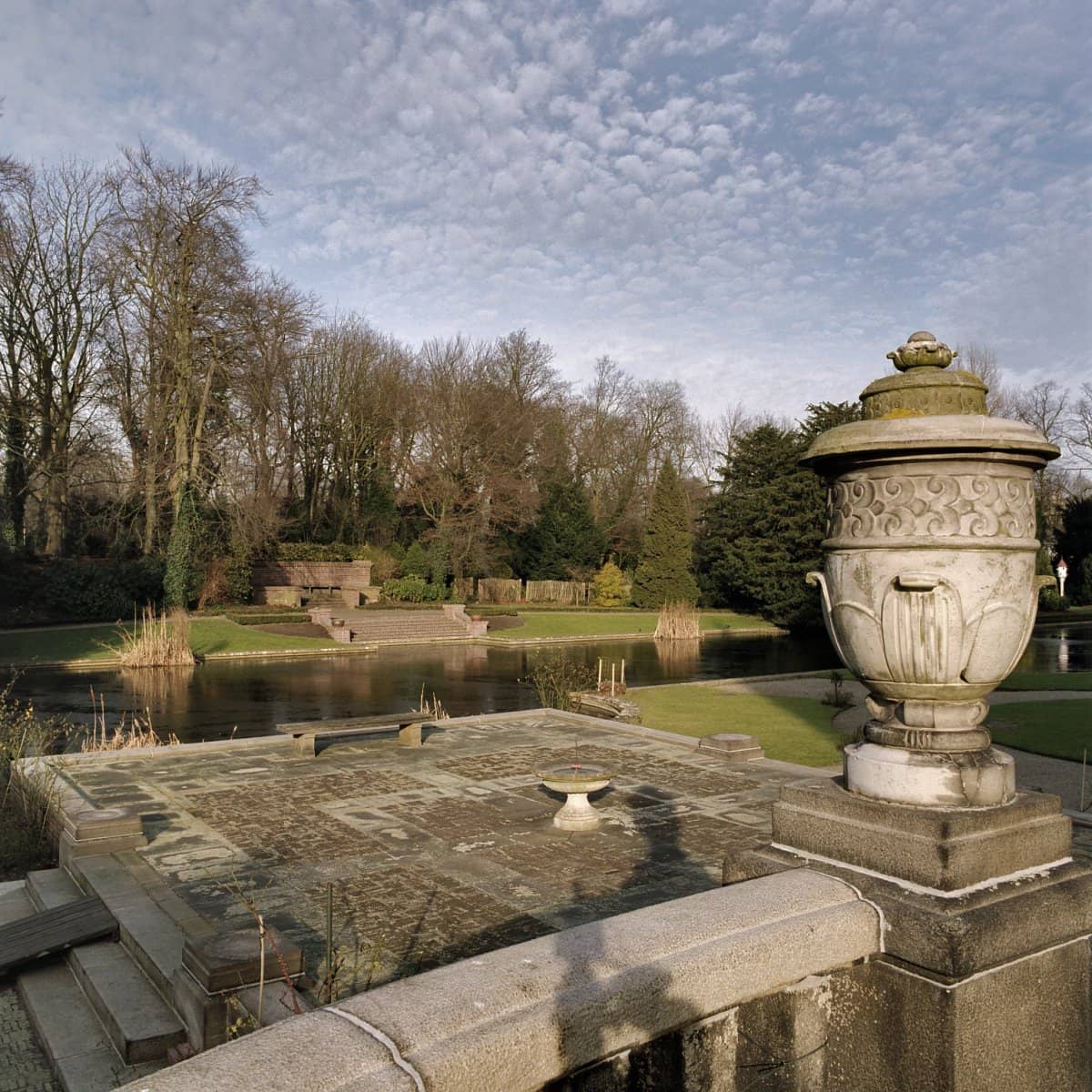 De tuin van het Vredespaleis gezien vanaf de balustrade met zicht op de vijver