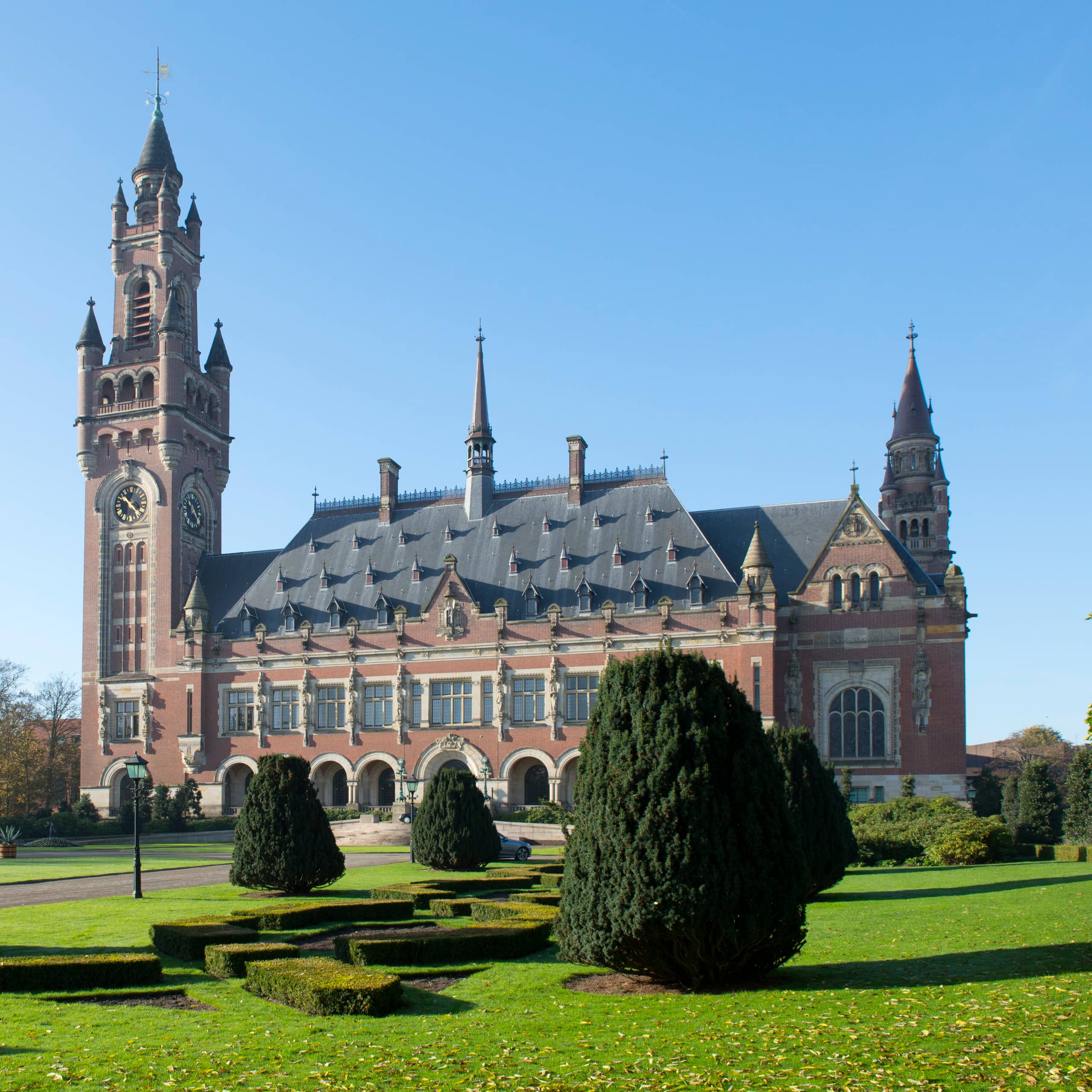 Foto van het Vredespaleis in Den Haag op een zonnige dag