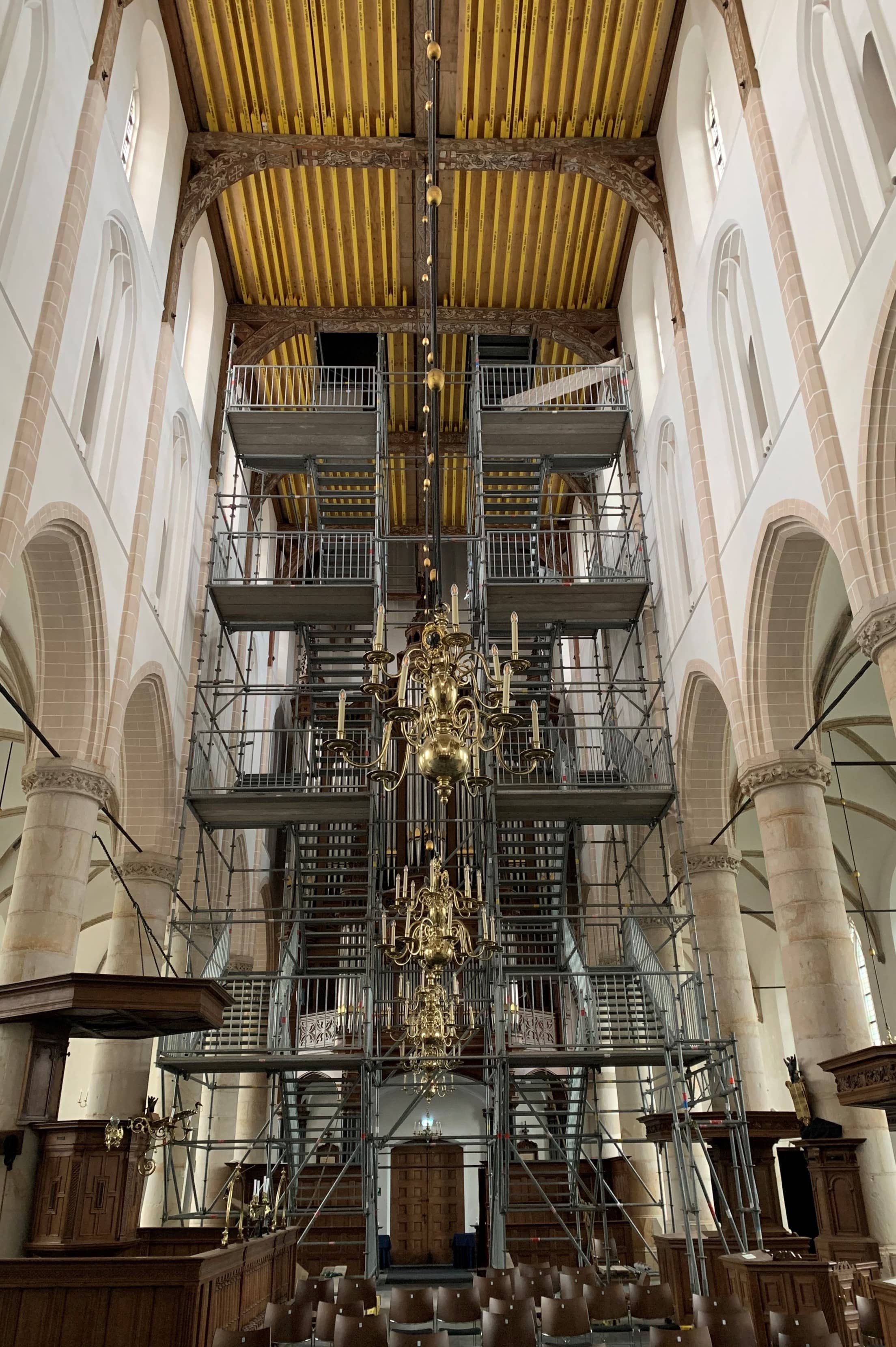 Interieur van de Grote Kerk Naarden met steigers
