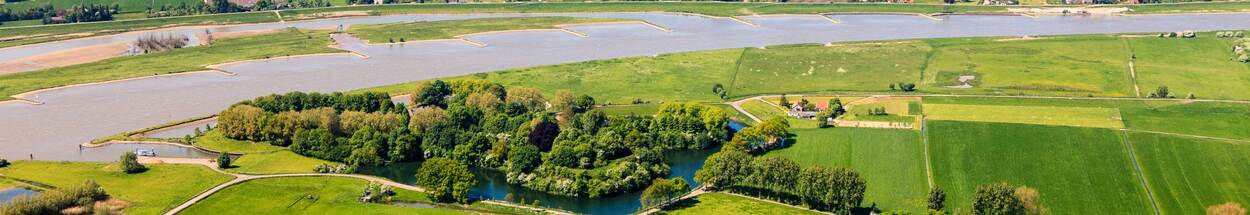 Luchtfoto van de Stelling van Honswijk, onderdeel van de Hollandse waterlinie. Op de foto is een inundatiekanaal te zien en het torenfort Fort Honswijk aan de oevers van rivier de Lek.