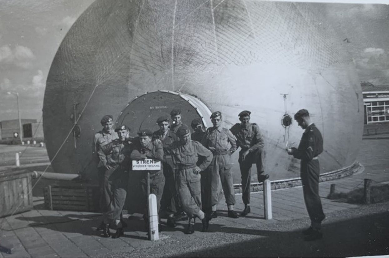 Henk de Vries voor het object voor de kamerscherm oefening