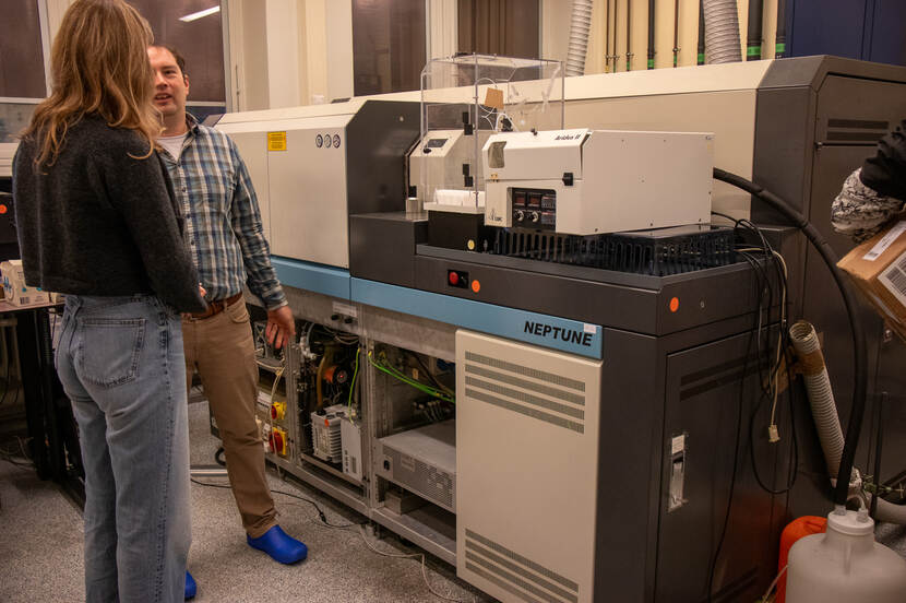 2 onderzoekers bij machine in laboratorium