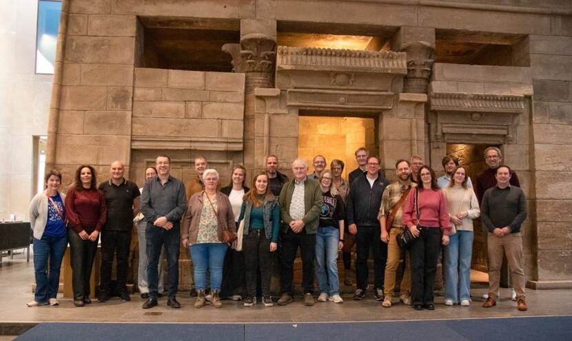 Groep mensen die op bezoek is bij het Rijksmuseum van Oudheden in Leiden