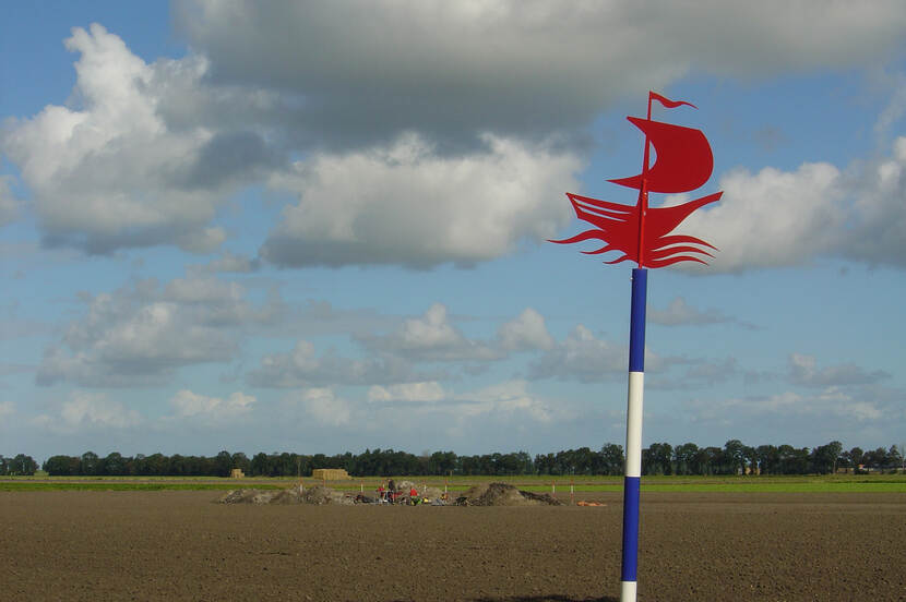 Foto van een markeringspaal van een scheepswrak in Flevoland