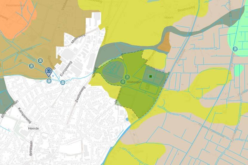 Uitsnede van de kaart Leven met Water, waarop rijksmonument Landgoed Vosbergen bij Heerde donker gemarkeerd is. Met iconen van watermolens is het watermolensysteem aangegeven, terwijl andere markeringen het rabattenbos en de vloeiweide weergeven.