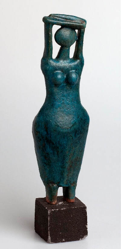 Turquoise idoolachtige vrouwenfiguur met geheven armen en onderarmen leunend op het hoofd gemaakt van geglazuurd aardewerk.