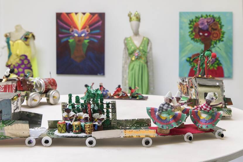 Foto van schilderijen en miniatuur praalwagens met thema zomercarnaval