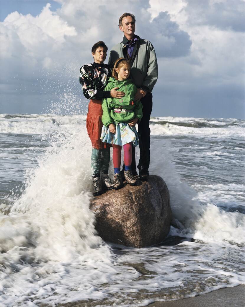 Foto van gezin op een grote steen in het water