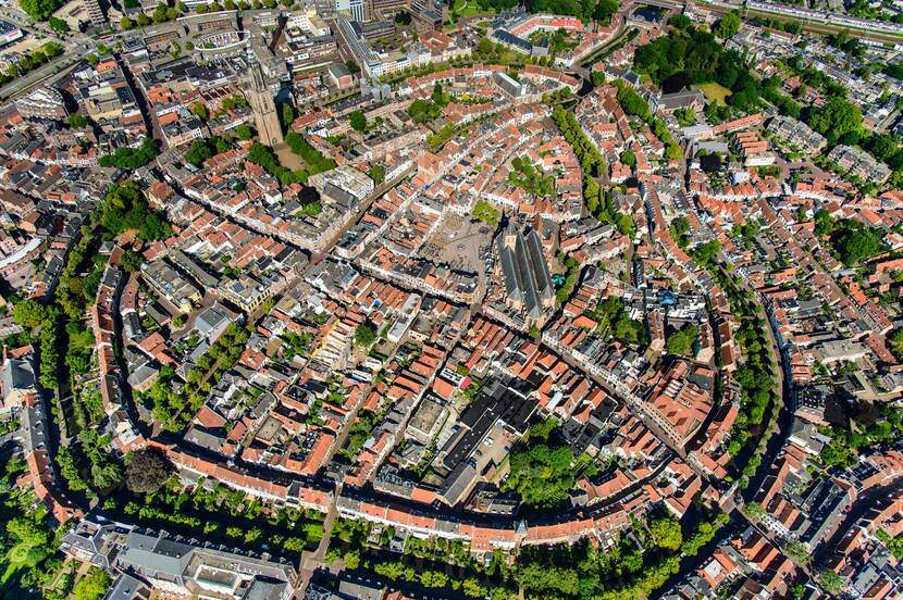 Luchtfoto van het historische centrum van Amersfoort, waarop onder andere de Sint-Joriskerk en de Onze Lieve Vrouwetoren goed zichtbaar zijn.