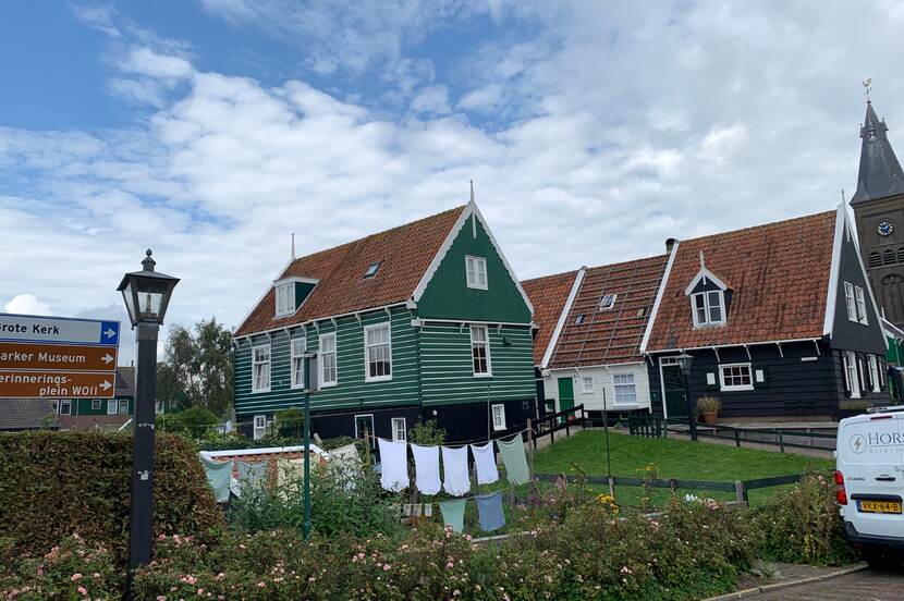 Kenmerkend groen houten huis in de Kerkbuurt op Marken, met op de voorgrond was hangend aan een lijn.
