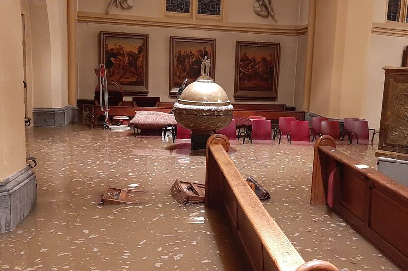 Interieur van een kerk ondergelopen met water door een overstroming.