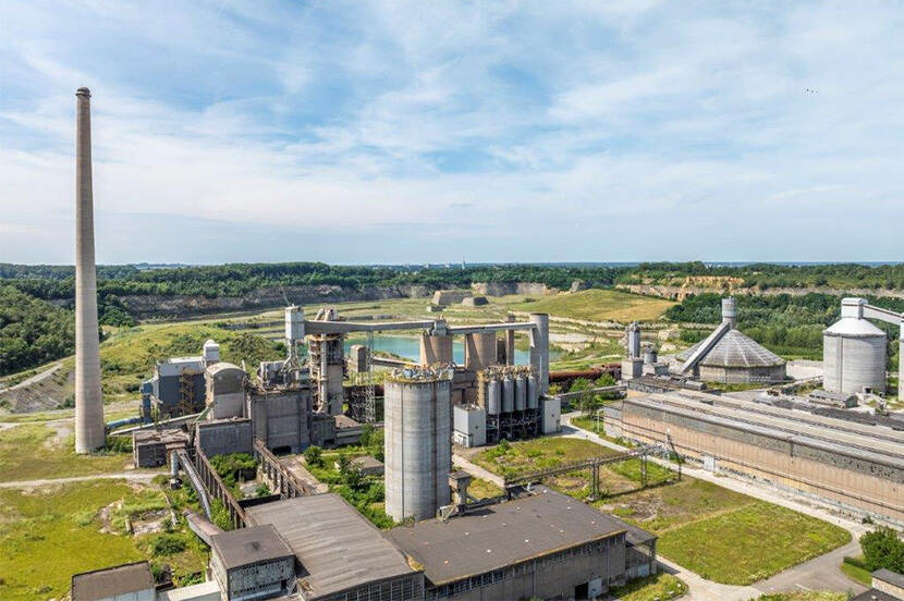 Overzichtsfoto van bovenaf van een fabriekssetting met fabriekspijp, ovens en gebouwen