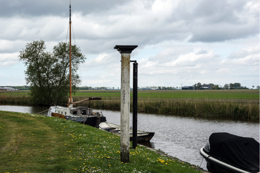 Een rolpaal langs de trekvaart te Leens