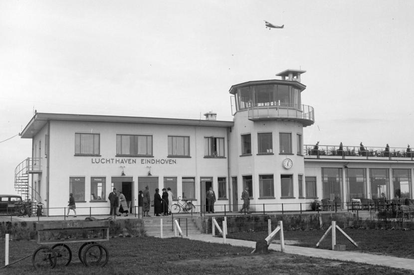 Vooraanzicht gebouw Burgerluchthaven Welschap