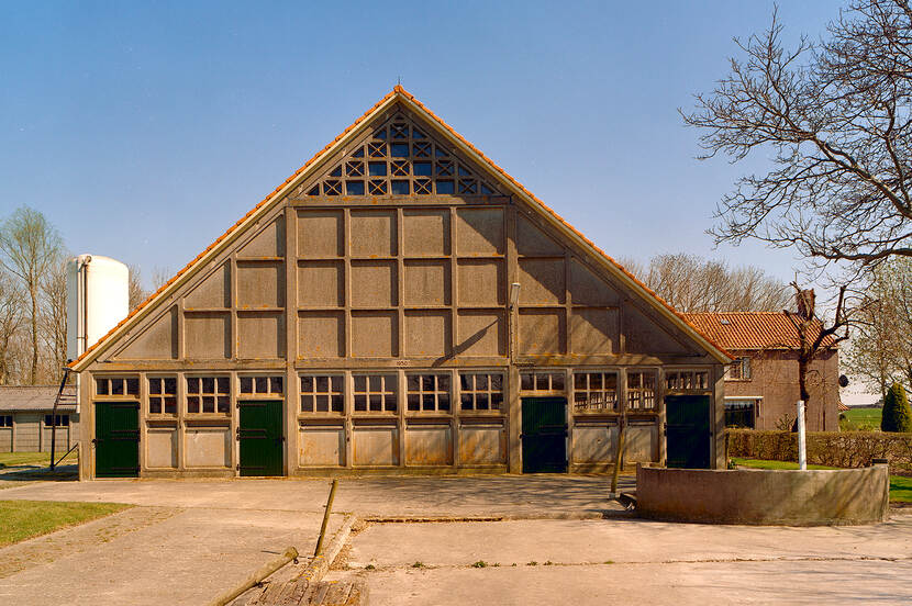Een moderne boerderij in het dorpje Nagele in de Noordoostpolder in Flevoland.