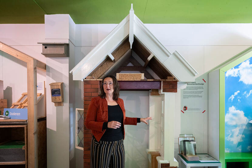 Marina Laméris bij de onthulling van het Duurzame Monumentenhuisje in Zeist