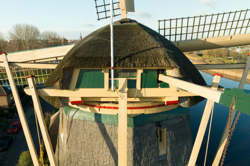 Achterkant van de kap van molen De Vriendschap in Weesp