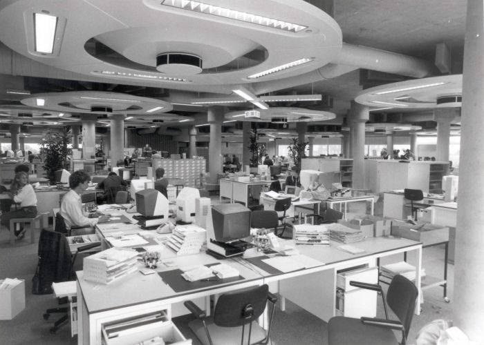 Zwart-wit foto van interieur Girokantoor, vermoedelijk eind jaren 70