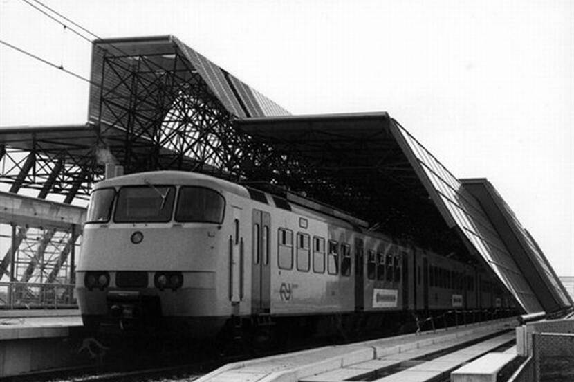 Station lelystad Centrum in 1988, met nog twee sporen en de smallere overkapping