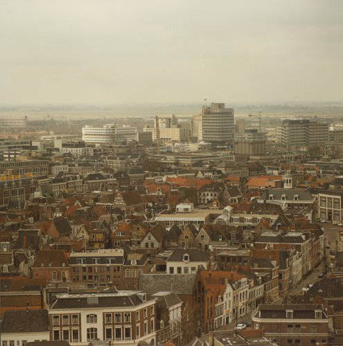 Overzicht over Leeuwarden in 1985 met Girokantoor op achtergrond