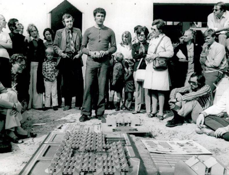Zwartwit foto van Piet Blom, die uitleg geeft over de Kasbah aan toekomstige bewoners (1972 of 1973)
