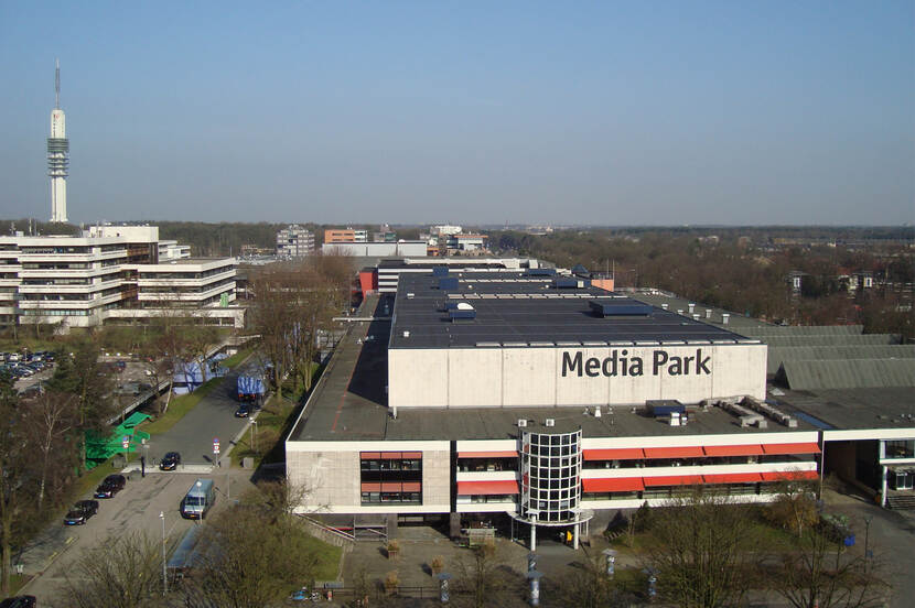Een luchtfoto van het Media Park in Hilversum.