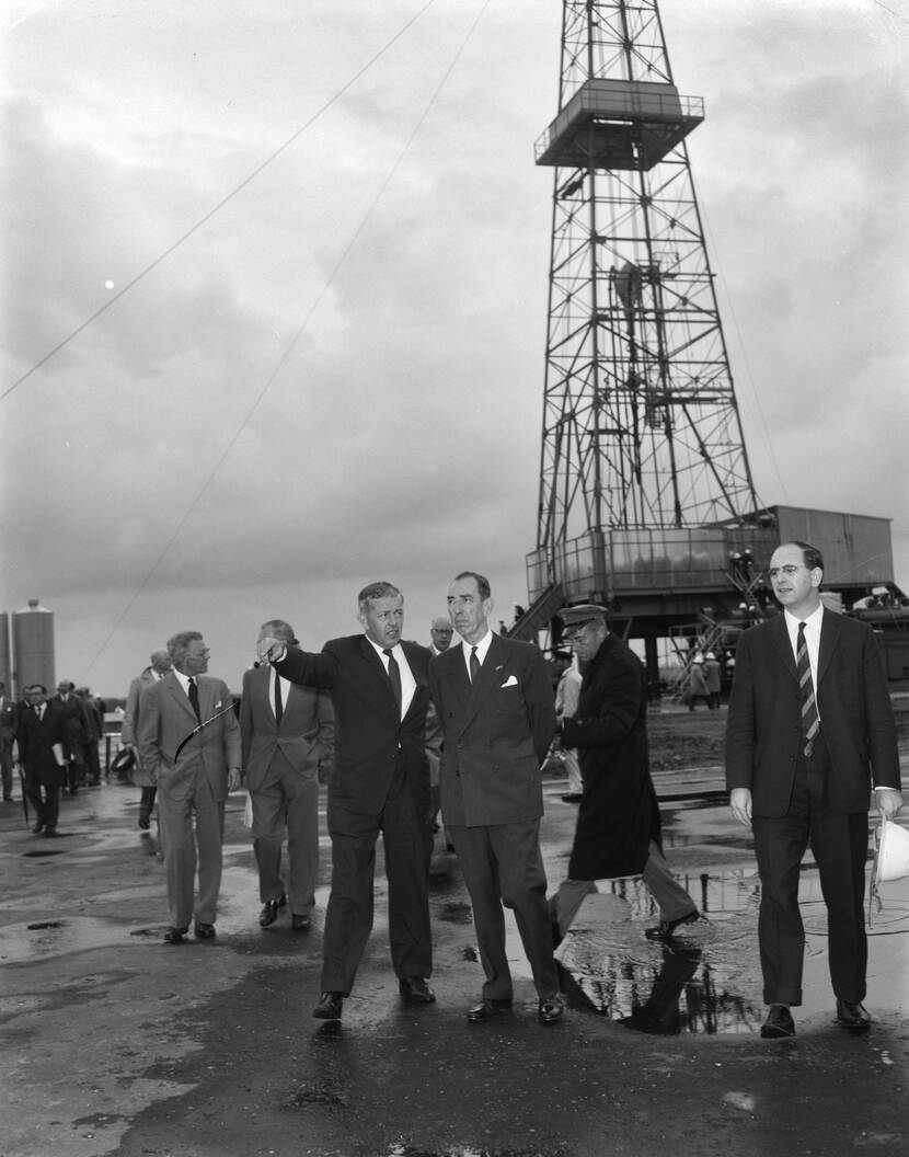 Aardgasveld te Slochteren officieel in gebruik gesteld mr. Fock en drs. de Pous tijdens het in bedrijf stellen van de toren.