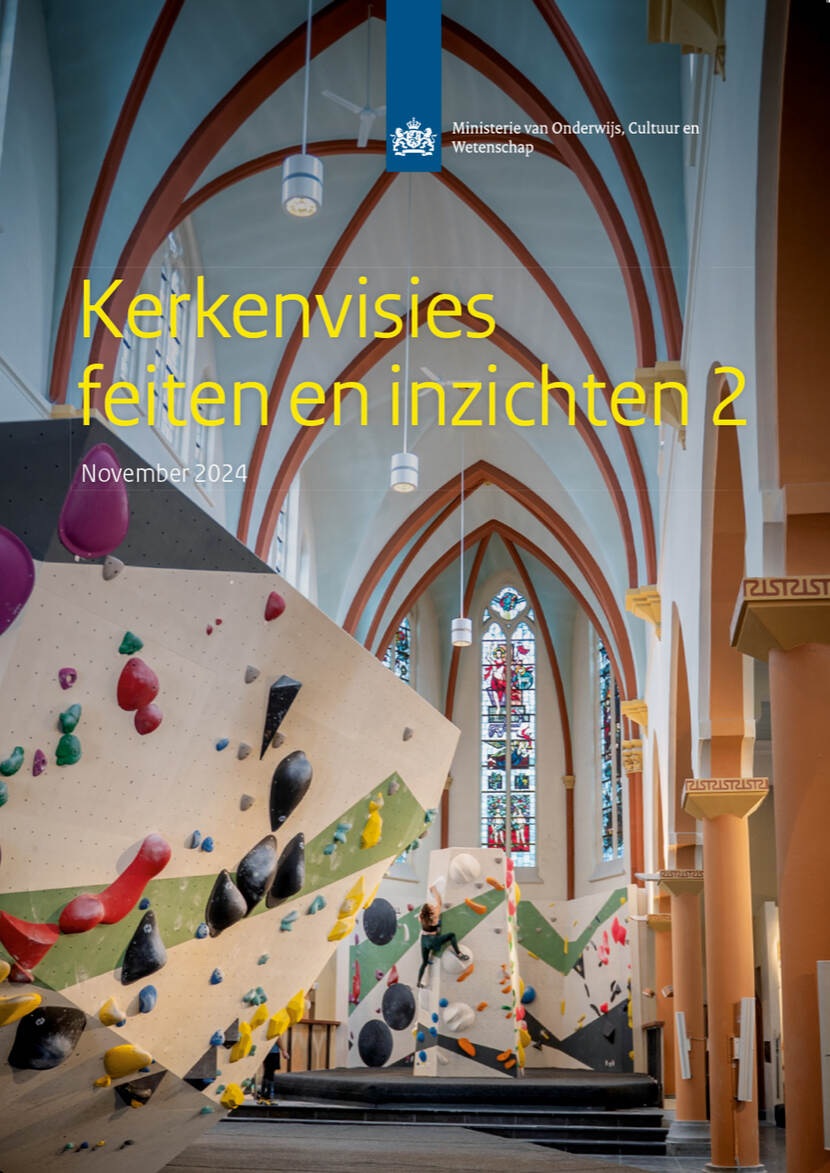 Een afbeelding van de binnenkant van een kerk die is omgebouwd tot boulderhal met daarover de tekst "kerkenvisies feiten en inzichten 2"