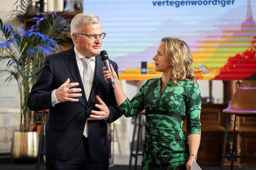 Foto van Gert Harm ten Bolscher in gesprek op het symposium