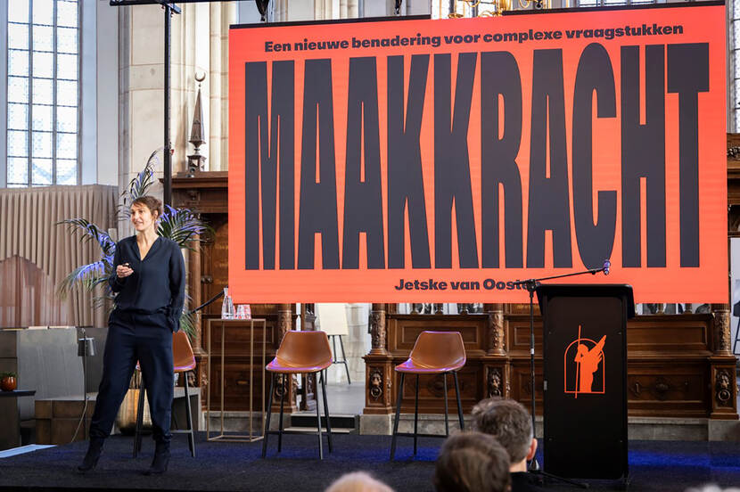 Foto van Jetske van Oosten die de Masterclass 'Verbinden door Maakkracht' houdt.