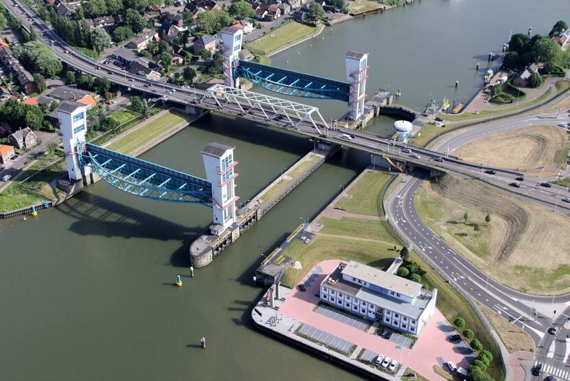 Luchtfoto van een brug