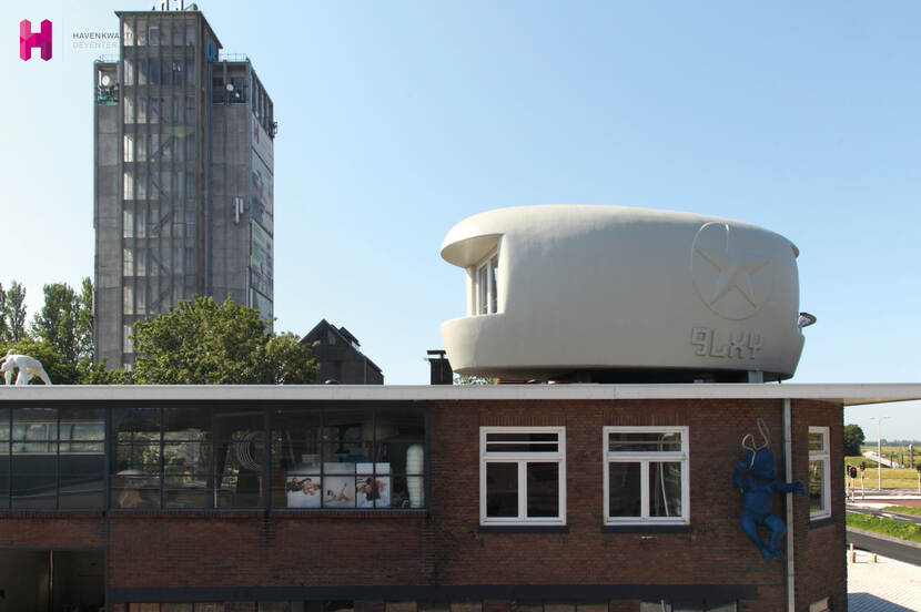 Het dak van de werkplaats van SpaceCowboys met daar bovenop  een kunstzinnig ontwerp van een eenkamerhotel