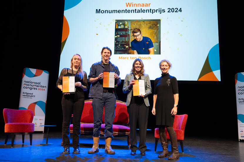 Alle finalisten, samen met Susan Lammers, met hun oorkondes van de Monumententalentrprijs 2024