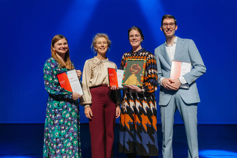 Alle finalisten, samen met Susan Lammers, met hun oorkondes van de Museumtalentrprijs 2024