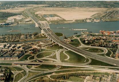 vogelvluchtperspectief van de van brienenoordbrug en omgeving